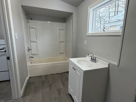 5th image of 806 Theodore St