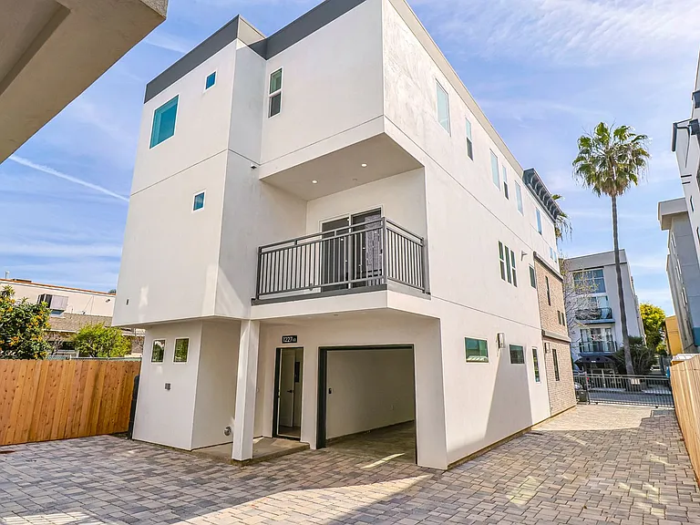 1227 N June St — Photo 34