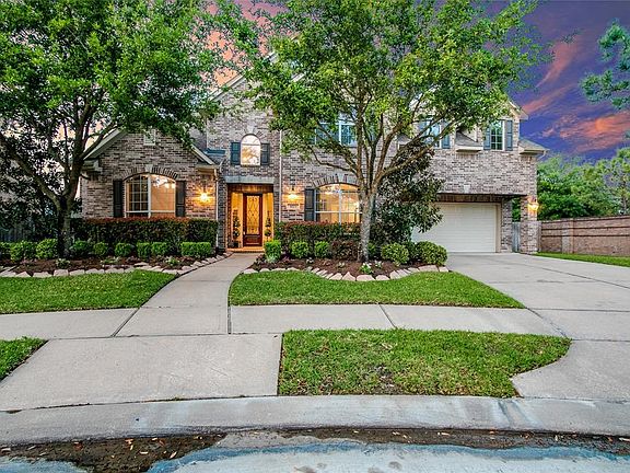 This beautiful Cinco Ranch home at 5523 Garnet Grove Court sits on a large lot with an exceptional backyard, featuring a covered patio, a beautiful sparkling pool and spa, while still granting ample lawn space throughout the fenced backyard!