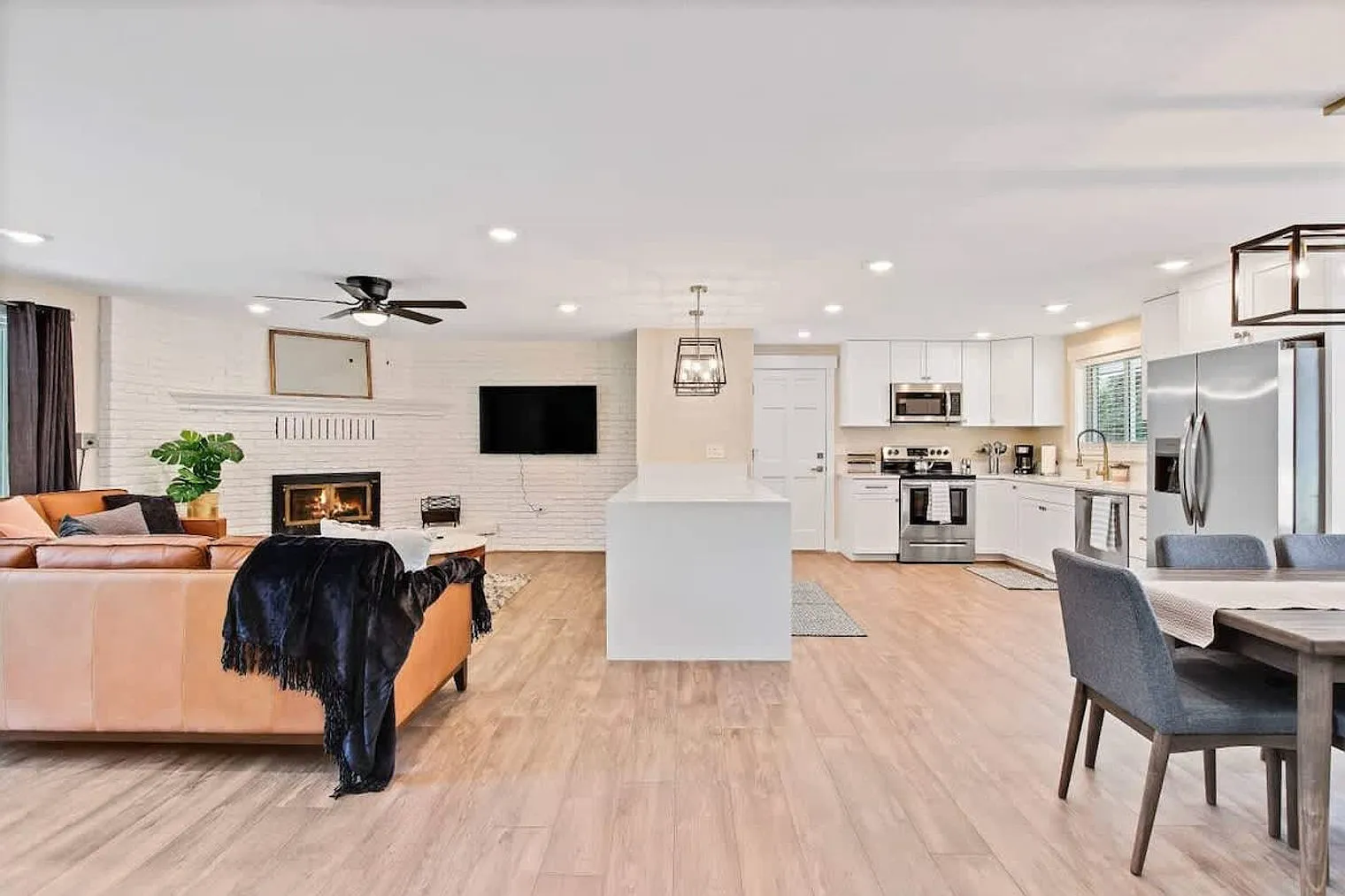 4 bed, 2.0 bath, $7,089 — Photo 2