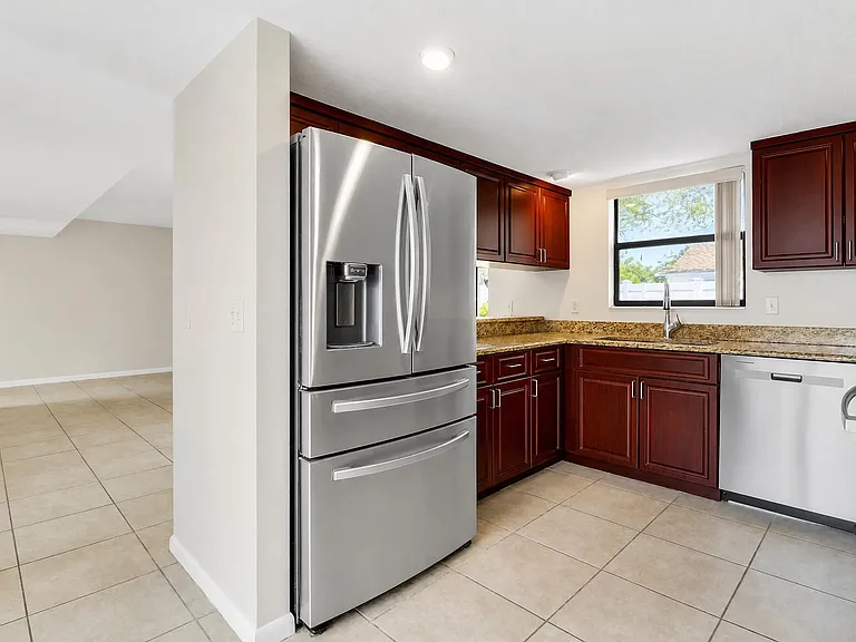 202 Lakewood Dr — Photo 1