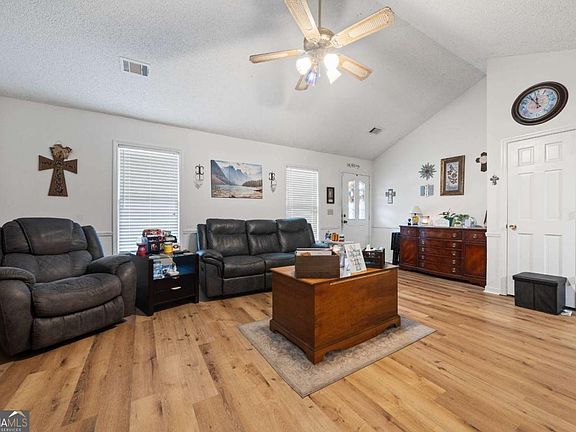 3rd image of 109 Southfork Dr