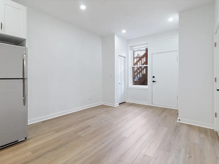 2140 W Crystal St #2R — Photo 4