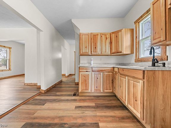 3rd image of 215 E Pennsylvania Ave
