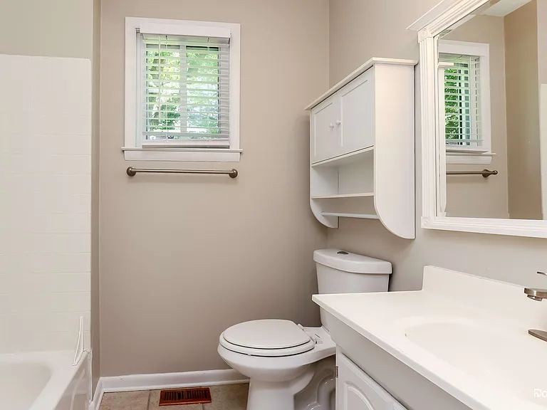 572 Whispering Hills Dr — Photo 13