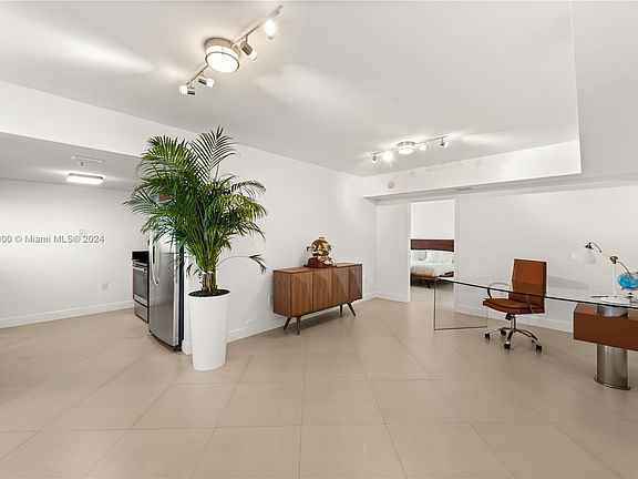 4th image of 1800 N Bayshore Dr APT 2715