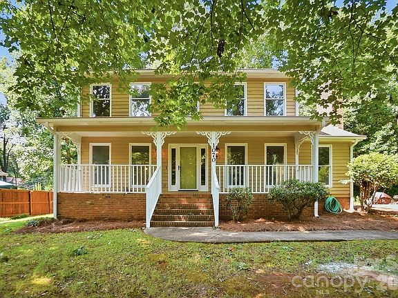 3rd image of 1070 Peachtree Ln