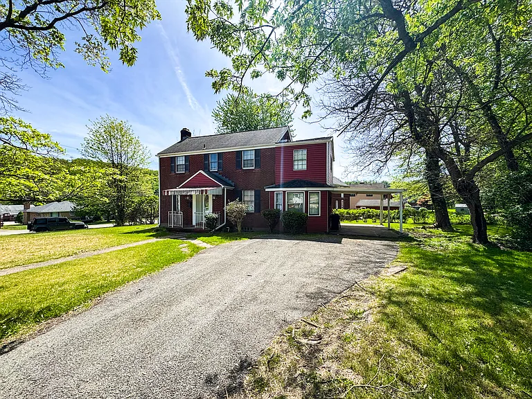 2710 Henderson Rd — Photo 2