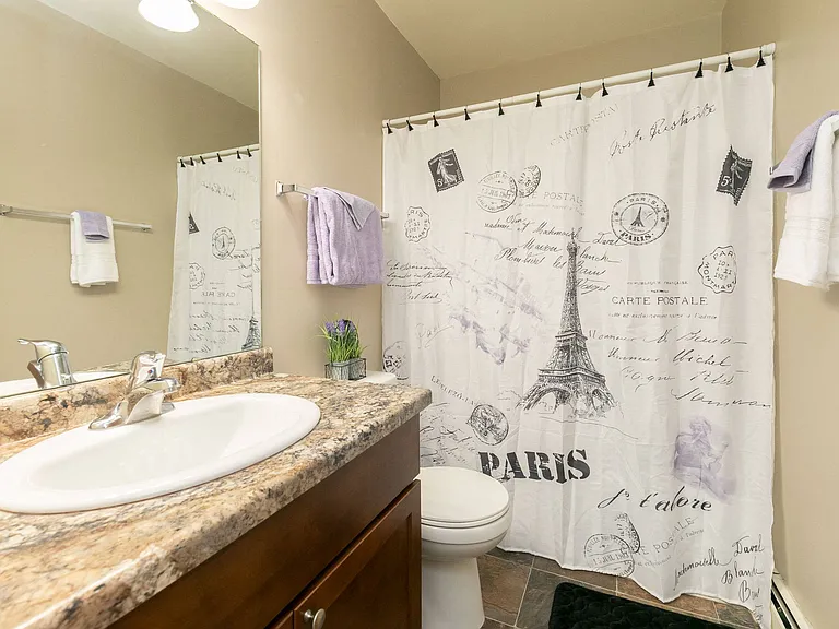Fargo, ND Islander Apartments | Bathroom