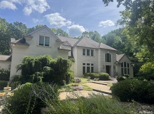 12240 Woodline Dr, Fenton, MI 48430