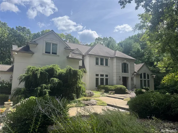 12240 Woodline Dr, Fenton, MI 48430