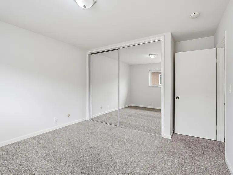 Poplar Plaza Apartments — Photo 16