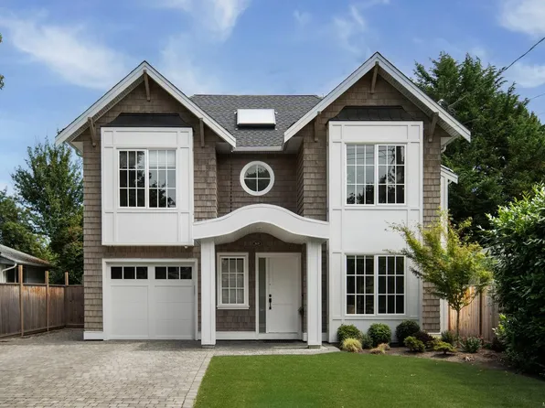 2639 Victor St, Victoria, BC V8R 4E3