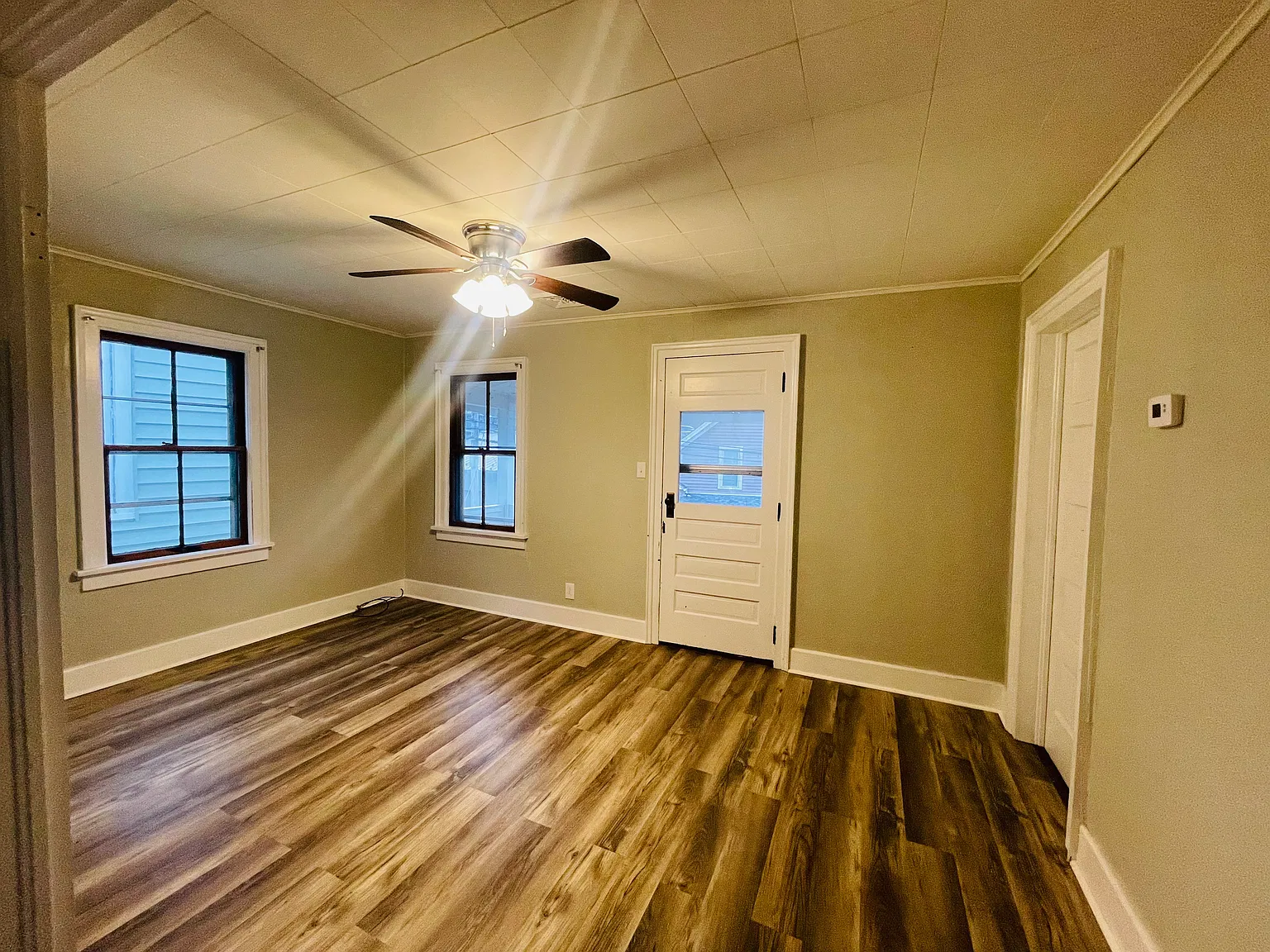 3 bed, $1,400 — Photo 2