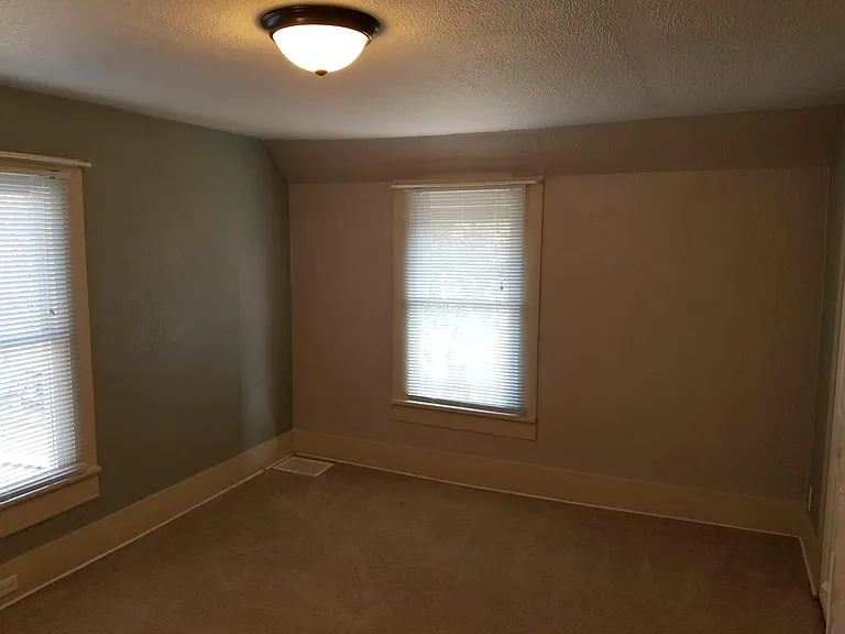 540 1/2 Locust St — Photo 5