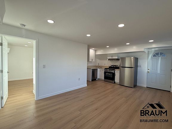 4th image of 6612 Sylmar Ave #206