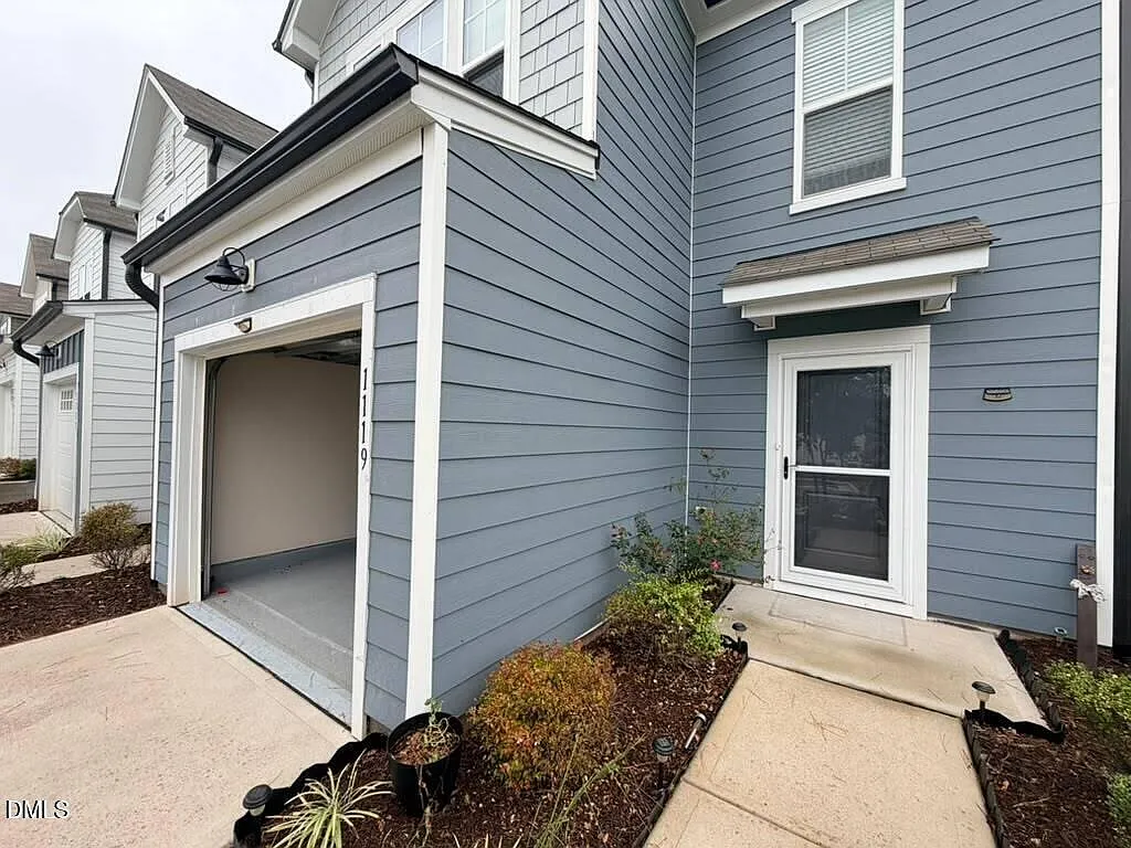 3 bed, 2.5 bath, 1614 sqft, $1,995 — Photo 3