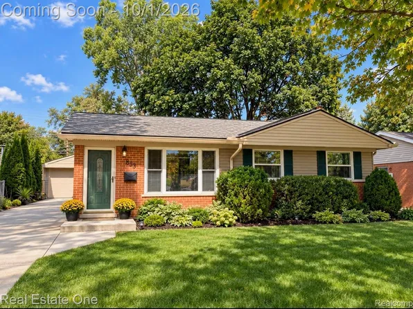 633 Rewold Dr, Rochester, MI 48307