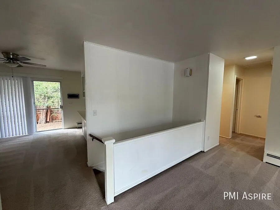 3 Bedroom 1.5 Bathroom House in Boulder — Photo 3