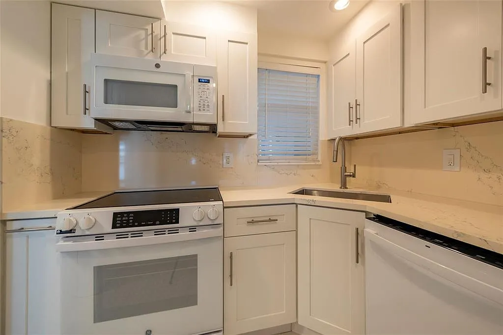 Wilshire East Condo — Photo 4