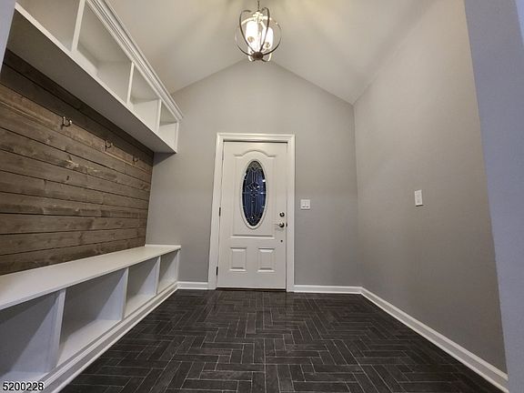 3rd image of 17 Grandview Ln