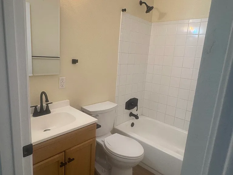 490 W Commercial Ave — Photo 7