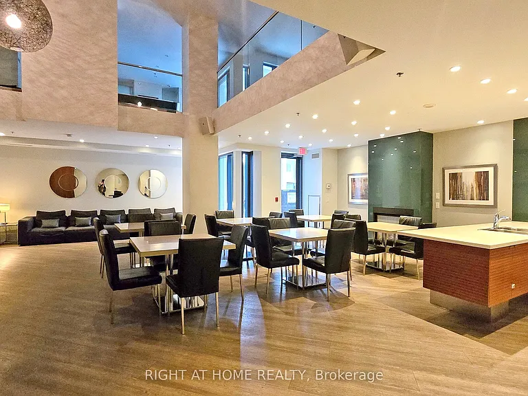 111 Elizabeth St #818 — Photo 28