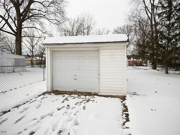 4th image of 430 E 260th St