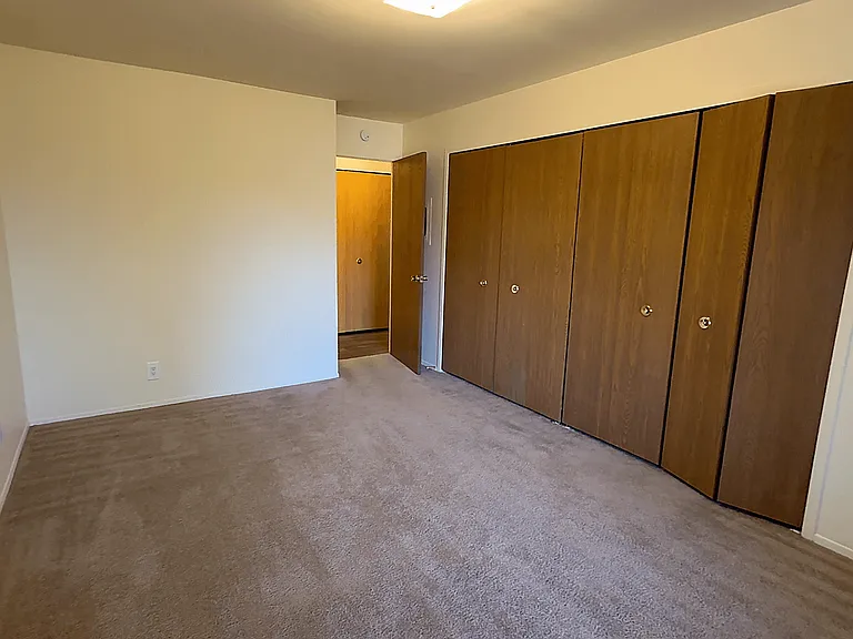 Lakeside Village Apartments — Photo 102