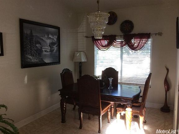 3rd image of 1581 Ken St