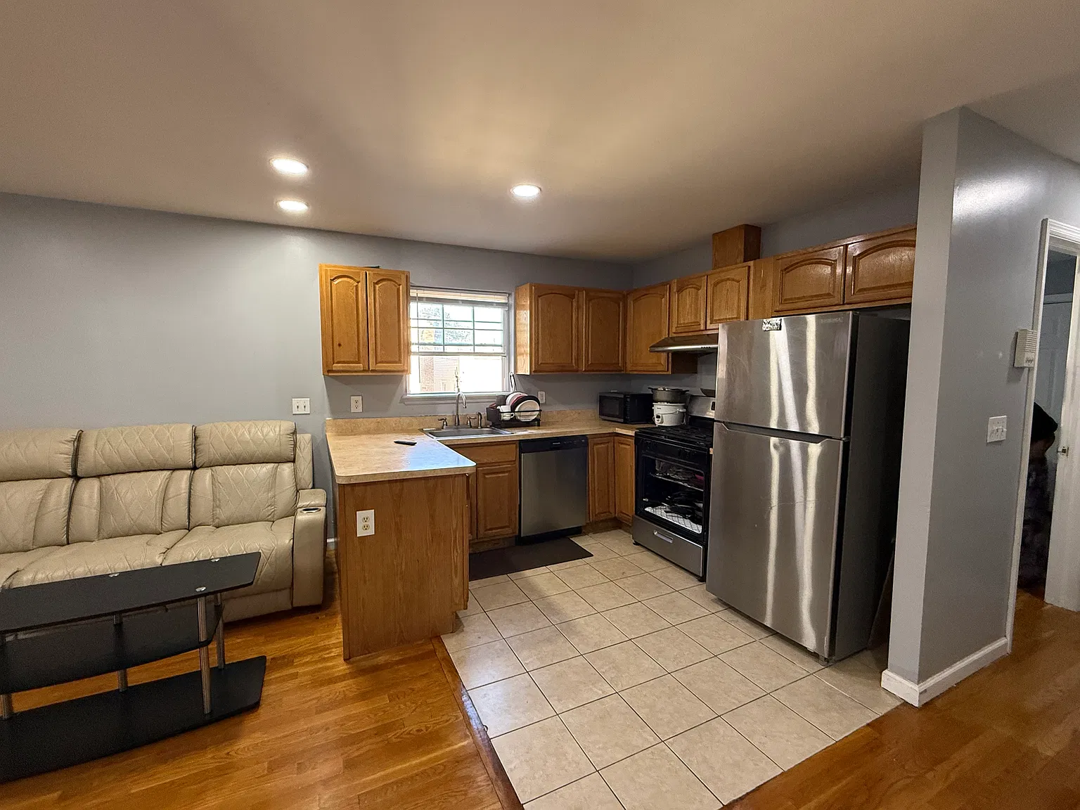 3 bed, 1400 sqft, $3,000 — Photo 3