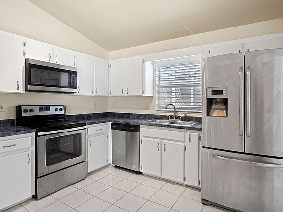 5th image of 524 Marion Oaks Ln
