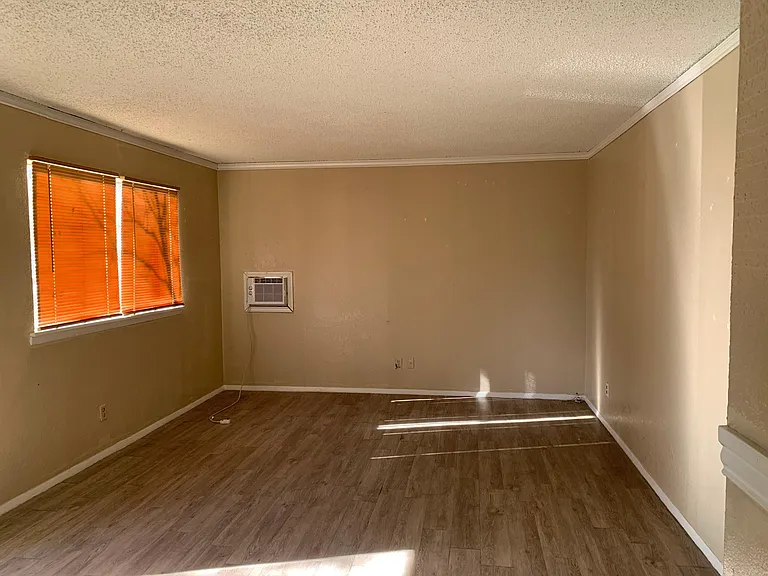 2416 Glenwood Dr — Photo 2