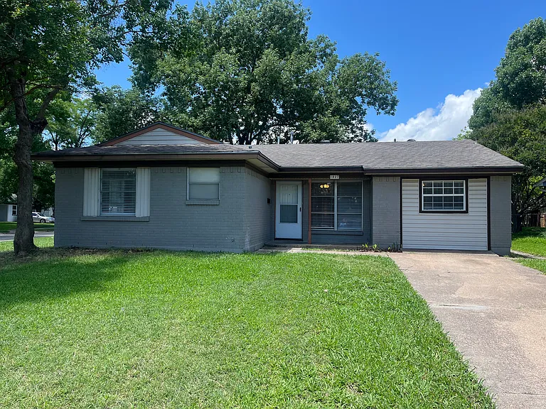 1027 Caladium Dr — Photo 1