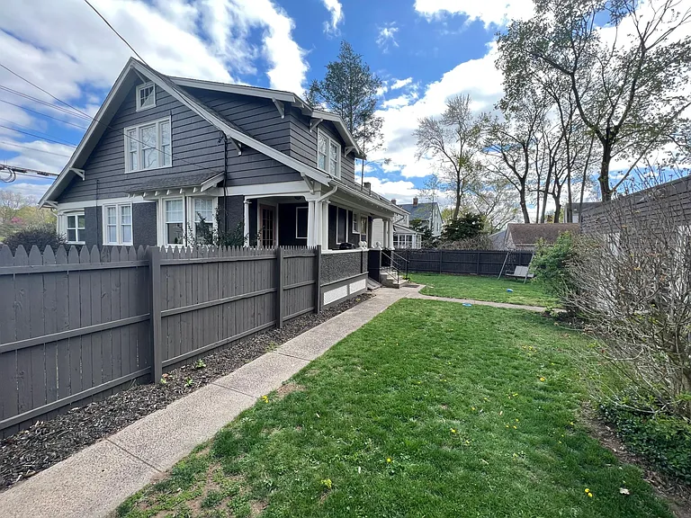 1698 Whitney Ave — Photo 15