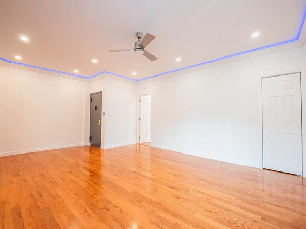 212 East Tremont Avenue image 2 of 22