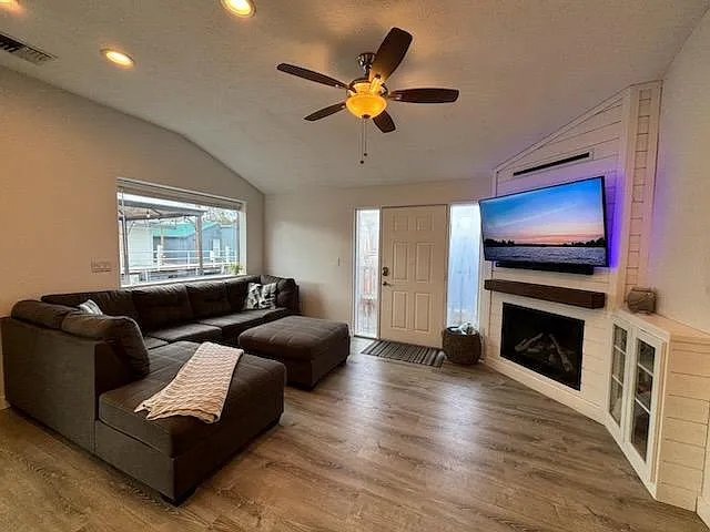 1829 N Jantzen Ave — Photo 15