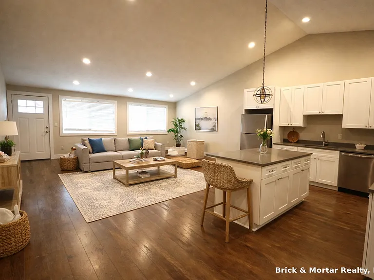300 NW Santiam Blvd — Photo 10