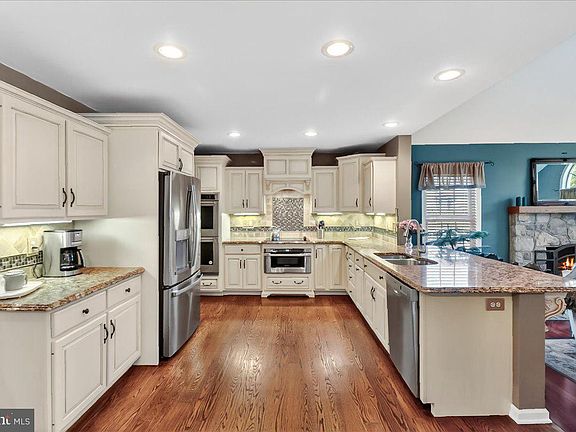 3rd image of 2 Parkside Dr