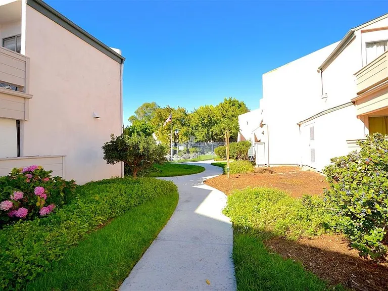 3250 Ashford St #E — Photo 9
