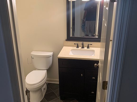 Guest 1/2 bath