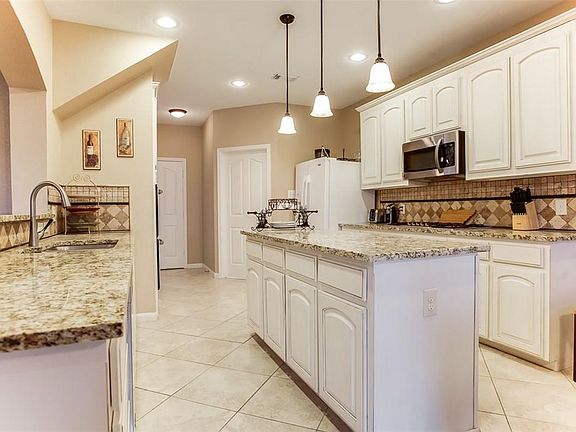 5th image of 7613 Belcrest Dr