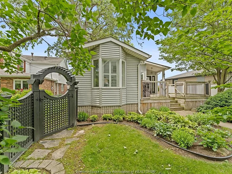 12746 Riverside Dr E — Photo 2