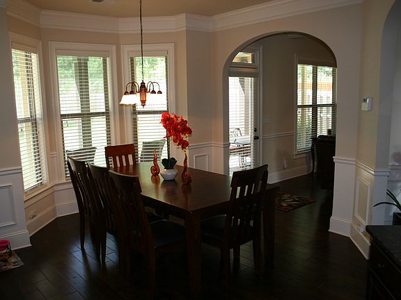 BReakfast leads to Living RM