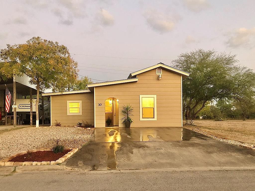 30 Redbud St Brackettville Tx 78832 Zillow