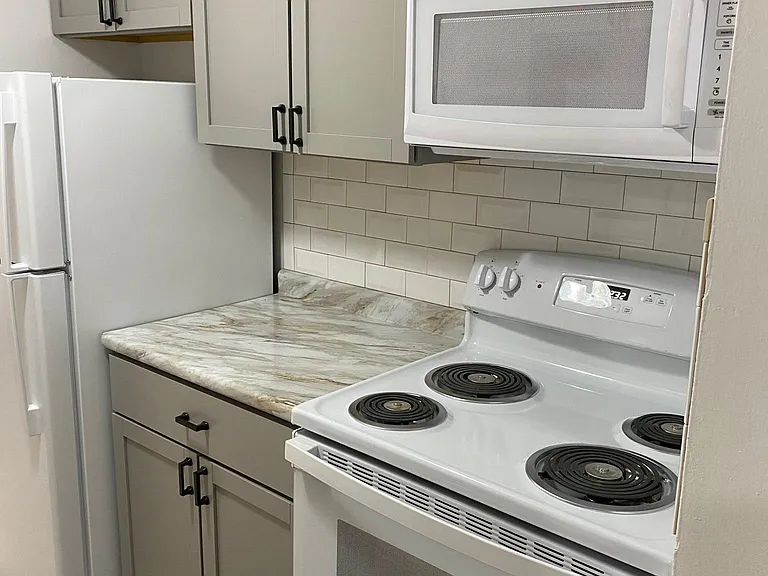 1734 W 28th St #106 — Photo 4