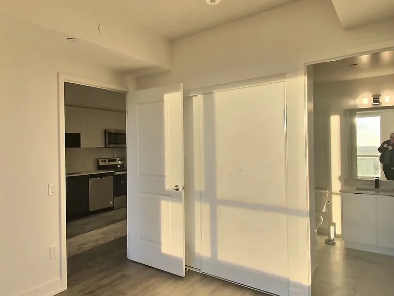 202 Burnhamthorpe Rd E #2008 — Photo 6
