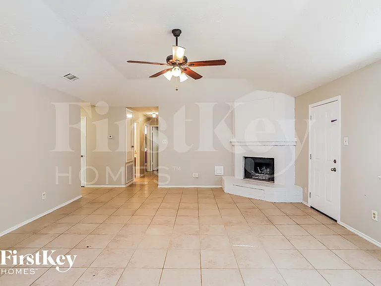2606 Olster Dr — Photo 2