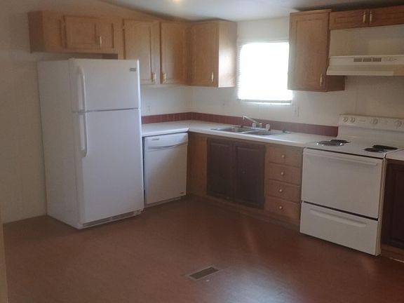 SPACIOUS EAT-IN KITCHEN