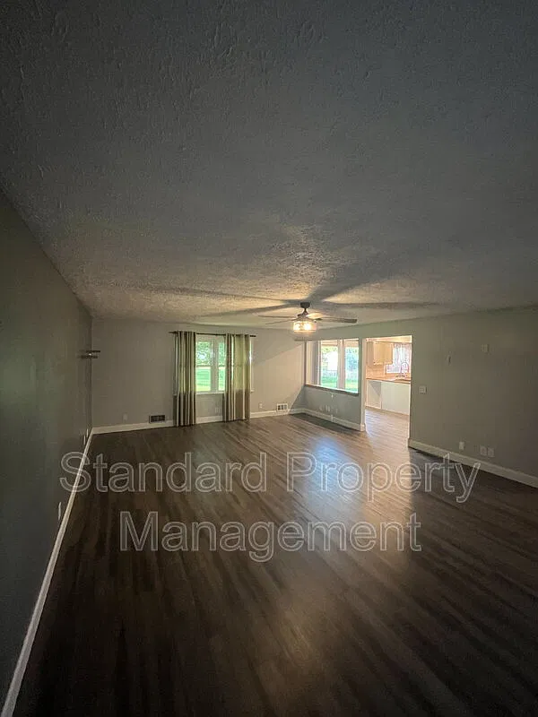 4 bed, 2.5 bath, 2128 sqft, $3,100 — Photo 4